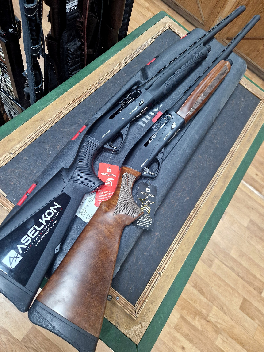 Ружье Aselkon Redstone Black в двух исполнениях: дерево и пластик