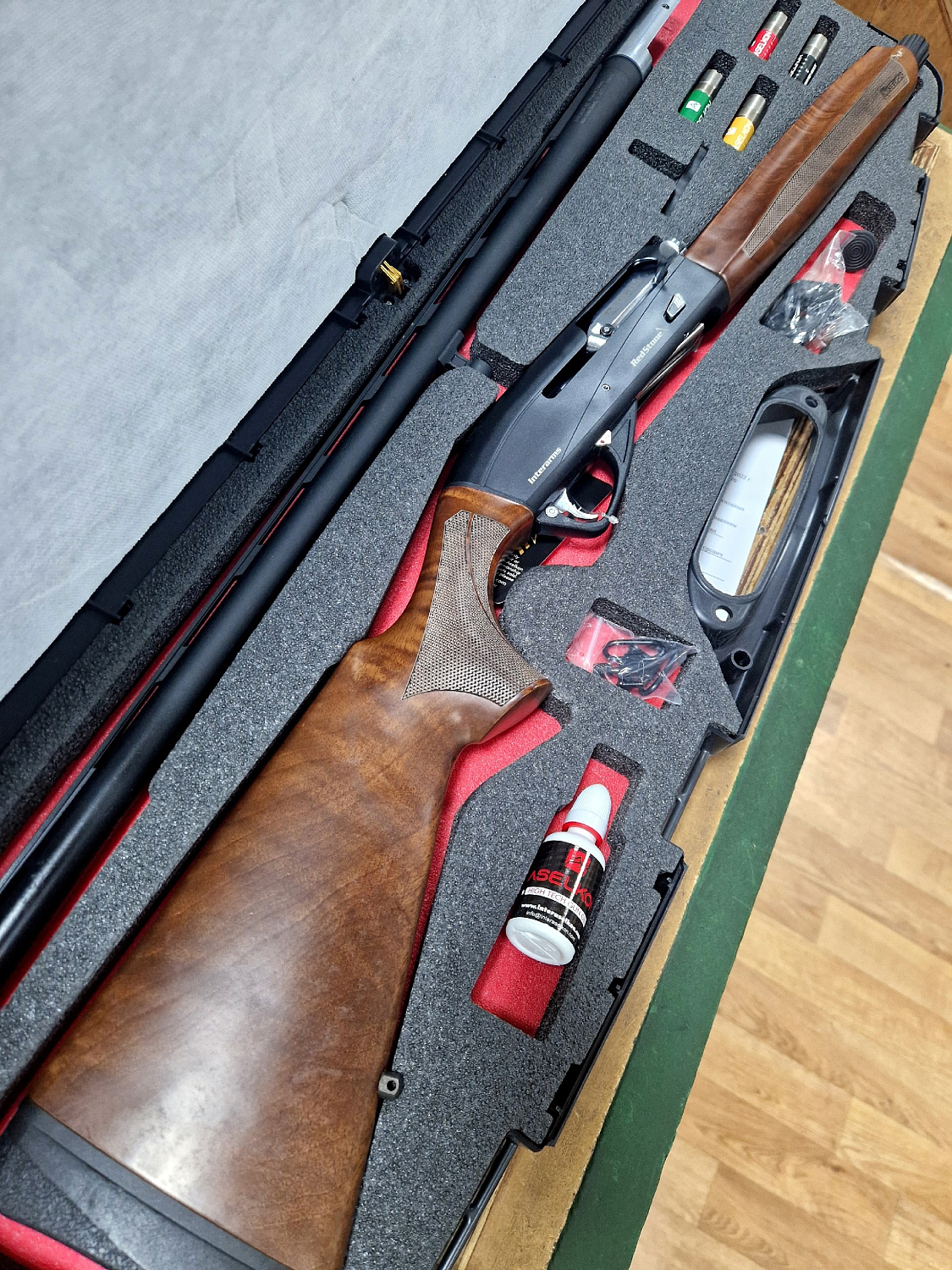 Ружье Aselkon Redstone Black в двух исполнениях: дерево и пластик