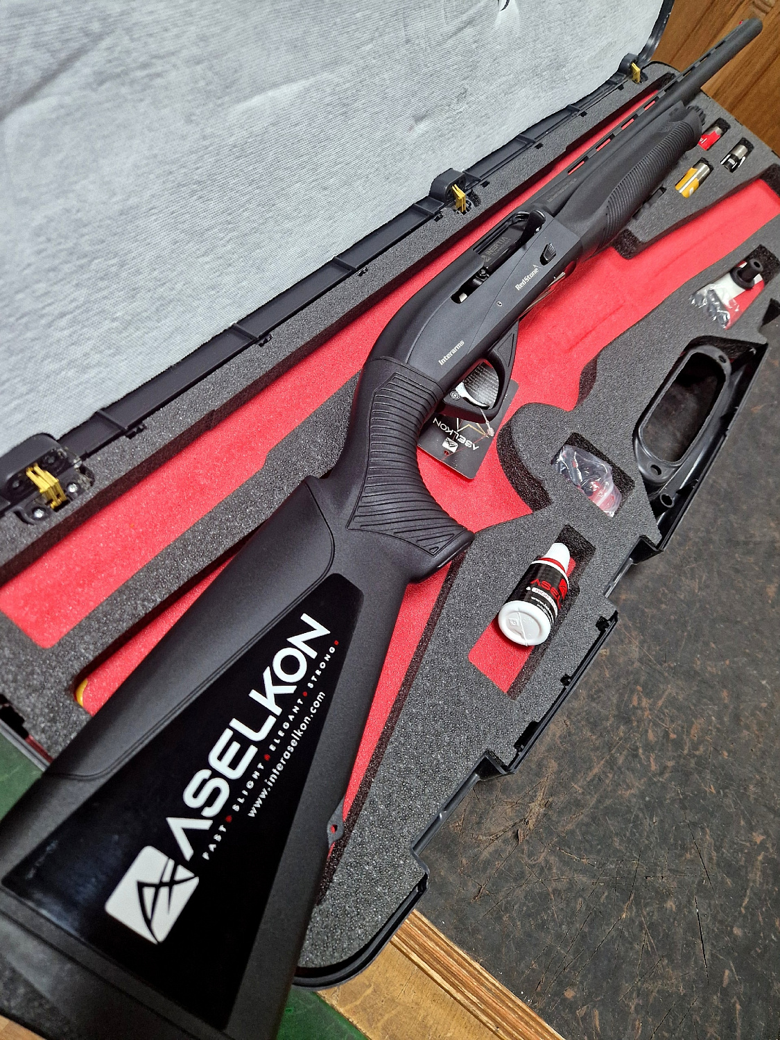 Ружье Aselkon Redstone Black в двух исполнениях: дерево и пластик